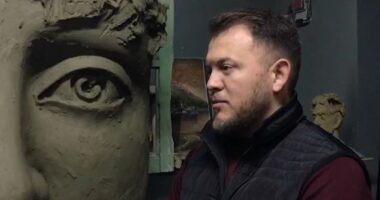 I vetmi skulptor i Gjirokastrës/ Rrëfimi i Elton Korbecit, që vijon të krijojë e të jetojë me artin