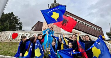 “Nderojmë të kaluarën”/ Rama ndan fotot: Nxënësit e shkollave tona festojnë me zemër lirinë dhe pavarësinë e Kosovës