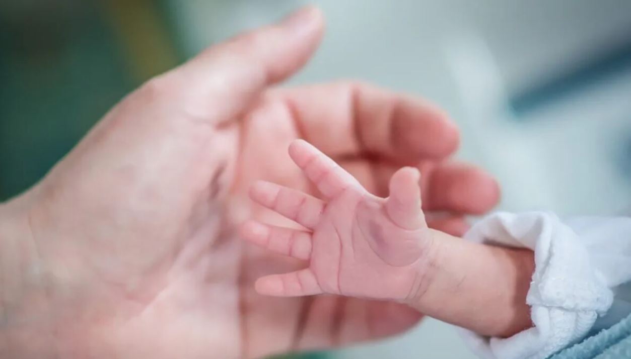 Foshnja 8-muajshe rezulton pozitive për kokainë/ Spanjë, arrestohet nëna 25-vjeçare