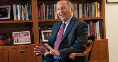 SHBA/ Ish-sekretari i Thesarit, Larry Summers dorëhiqet si lektor në Harvard, pas skandalit Epstein