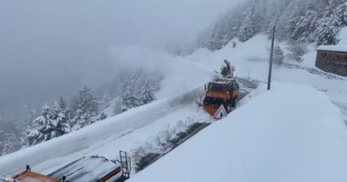 Reshjet e borës shkaktojnë probleme në zonën e Qafë Thorës, vijon punë për hapjen e rrugës