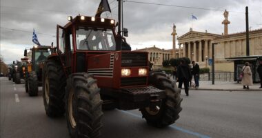 Fermerët grekë protestojnë në Athinë për vonesat në pagesat e subvencioneve