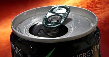 Spanja gati të ndalojë shitjen e pijeve energjike për personat nën 16 vjeç