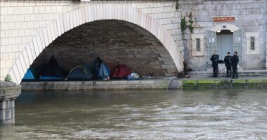 Shqetësimi në Bruksel: Shumë fëmijë flenë në rrugë dhe situata po përkeqësohet