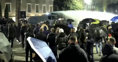 Protesta e opozitës/ Molotovë pas fjalës së Berishës, policia shpërndan protestuesit me ujë