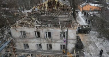 Sulmet ruse me dronë në Ukrainë vrasin tre persona, mes tyre nënë e bir