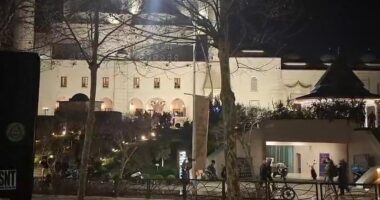 VIDEO/ Besimtarët falin teravitë e Ramazanit, Berisha iu çon molotovët te xhamia para parlamentit