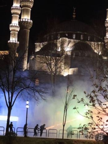 Protesta e Berishës reagon Rama  Kur mortja e shtyn qenërinë tek dera e xhamisë 