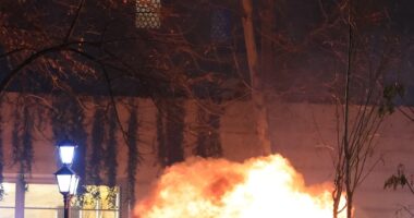 “Fali Zot, se nuk dinë ç’bëjnë”/ Koçiu për protestën: Kryeqyteti u nda në dy realitete që nuk kanë asgjë të përbashkët