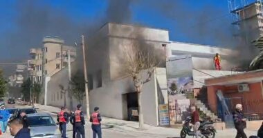 Përfshihet nga flakët një godinë në ndërtim/ Sarandë, vetëm dëme materiale