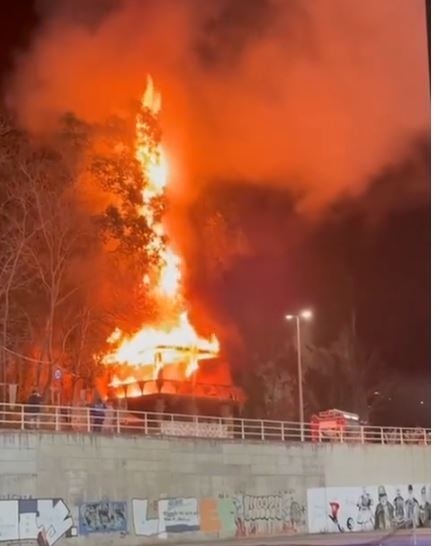 VIDEO/ Përfshihet nga flakët lokali në Vlorë, shkak dyshohet një shkëndijë elektrike! Ekipet zjarrfikëse në vendngjarje