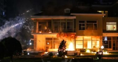 Molotovët në protestat e Berishës/ Ambasada e SHBA: Nxisim aktorët politikë të refuzojnë dhunën politike!