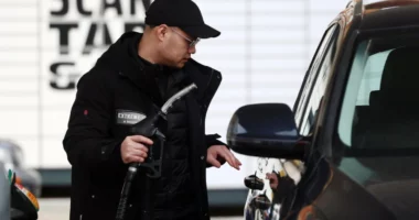 Australia përgjysmon taksën e karburantit për tre muaj për të frenuar çmimet