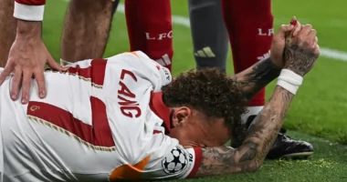 Gisht i këputur në Champions/ Noa Lang përplaset me një reklamë në Liverpool-Galatasaray