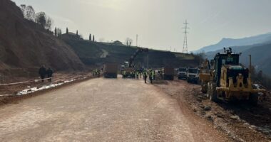 Dëmtimi i aksit Librazhd-Prrenjas, ARRSH: Rikthehet qarkullimi, do të kryhet përmes një devijimi provizor!