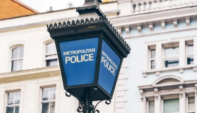 Britania arreston katër persona  dyshohen se ndihmonin shërbimin sekret të Iranit