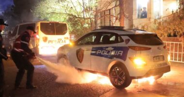 “Paguhen me taksat e qytetarëve dhe djegin makinat e policisë”, Balla: Ta paguajnë dëmin nga pagat e tyre!