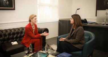 Nancy VanHorn takon zv.kryeministren Albana Koçiu dhe ministrat e rinj, çështjet që u diskutuan