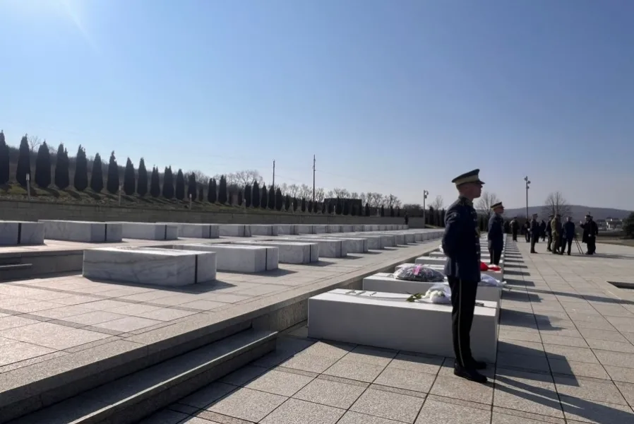 Kosovë  Homazhe në Prekaz në ditën e dytë të Epopesë së UÇK së