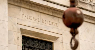 FED nuk ndryshon normën e interesit/ Pret rritje të inflacionit për shkak të luftës në Iran