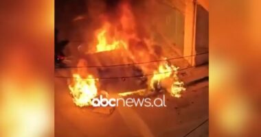 VIDEO/ Digjen dy automjete gjatë natës në Vlorë