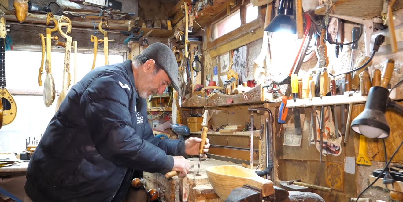 mjeshtri-i-instrumenteve-muzikore-artizani-ben-cifteli-sharki-e-lahuta-mban-gjalle-traditen-prej-gjysme-shekulli