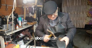 I fundit këpucar i Librazhdit/ Rrëfimi i Shefqet Kurtit, 72 vjeç dhe ende në punë si ditën e parë