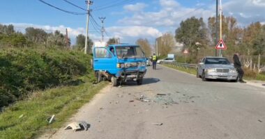 VIDEO/ Përplasen dy automjete në Fier, dy të lënduar