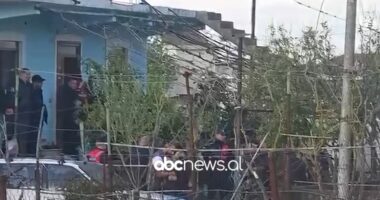 Detaje nga krimi i dyfishtë në Roskovec/ Burri e tërhoqi zvarrë gruan dhe më pas e qëlloi me armë gjahu, pistat e hetimit