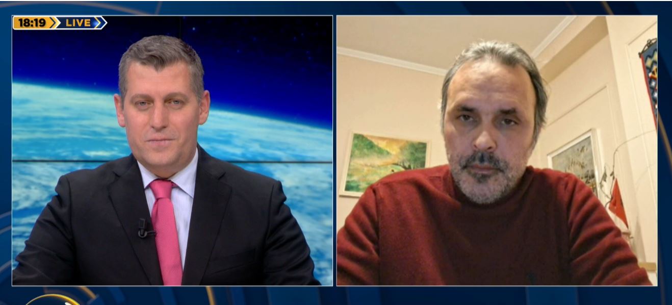 Karton të kuq për flamurin blu   Mërtiri  Mesazhi i BE  nuk jemi mbështetës të dhunës së Berishës