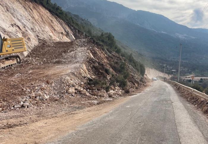 Shpërthim i kontrolluar në tunelin e Llogarasë  Eksploziv në orën 11 30 për hapjen e trasesë së rrugës në dalje të tunelit