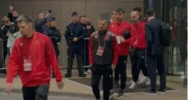 VIDEO- “Beteja” e parë për Botërorin/ Kuqezinjtë lënë hotelin, nisen drejt stadiumit