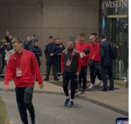 VIDEO- “Beteja” e parë për Botërorin/ Kuqezinjtë lënë hotelin, nisen drejt stadiumit