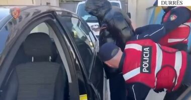 Lëvizte i armatosur/ Pranga 28-vjeçarit në Durrës, 13 vjet më parë ekzekutoi me armë zjarri shokun e shkollës