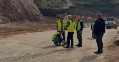 Zhbllokohet juglindja, hapet në mesditë Librazhd-Prrenjas/ Kryhen testet e fundit për të matur qëndrueshmërinë e rrugës provizore