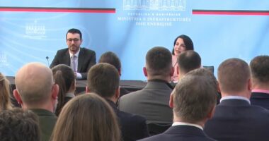 “Veprat ngelen, fjalët i merr era”, Balluku i kalon stafetën Karakaçit: U jam mirënjohëse për të gjithë këtë rrugëtimi që kemi bërë bashkë