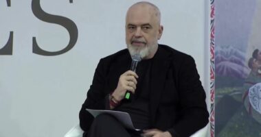 Kryeministri Edi Rama promovon librin “Në Sofrën e Hënës”: Përmbledhje e mbrëmjeve të iftarit