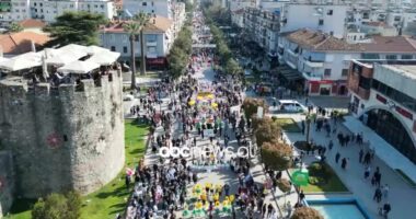 Dita e Verës, atmosferë festive në Elbasan/ Mijëra qytetarë mbushin rrugët e qytetit (Pamje me dron)
