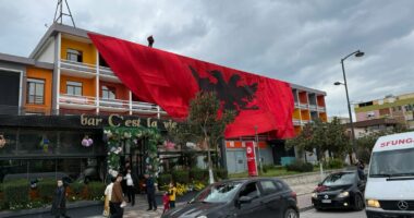 Atmosferë në prag ndeshjes Poloni-Shqipëri/ Flamuri gjigand kuqezi valëvitet në qendër të Fierit (Video)