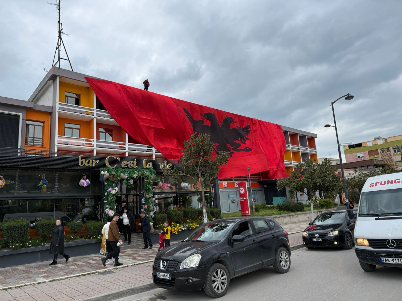 Atmosferë në prag ndeshjes Poloni-Shqipëri/ Flamuri gjigand kuqezi valëvitet në qendër të Fierit (Video)