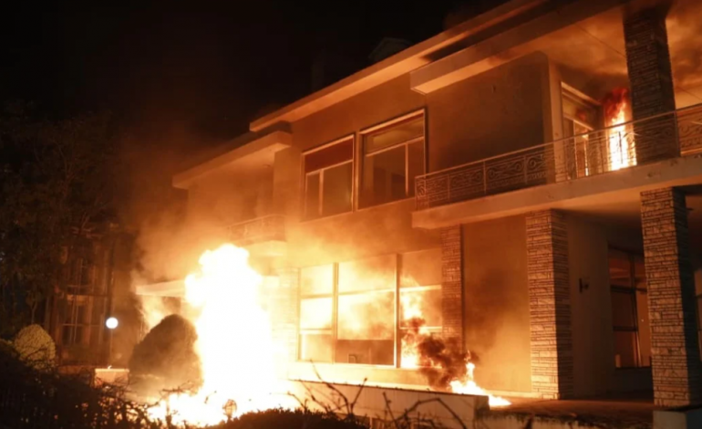 Lirohen “snajperët” e Berishës/ Sulmuan artistët në vilën e Enverit, Gjykata nxjerr nga qelia 4 të rinjtë