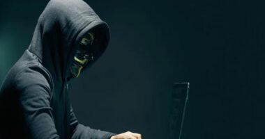 Telefonata mashtruese nga “banka”/ Ekspertët: Mos jepni të dhëna personale, refuzoni thirrjet që vijnë nga hakerat