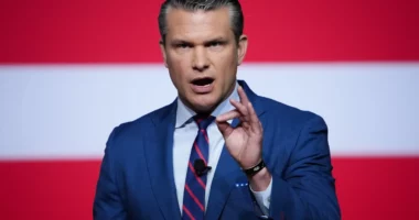 Hegseth konfirmon se SHBA fundosi anijen iraniane, të paktën 140 persona të zhdukur