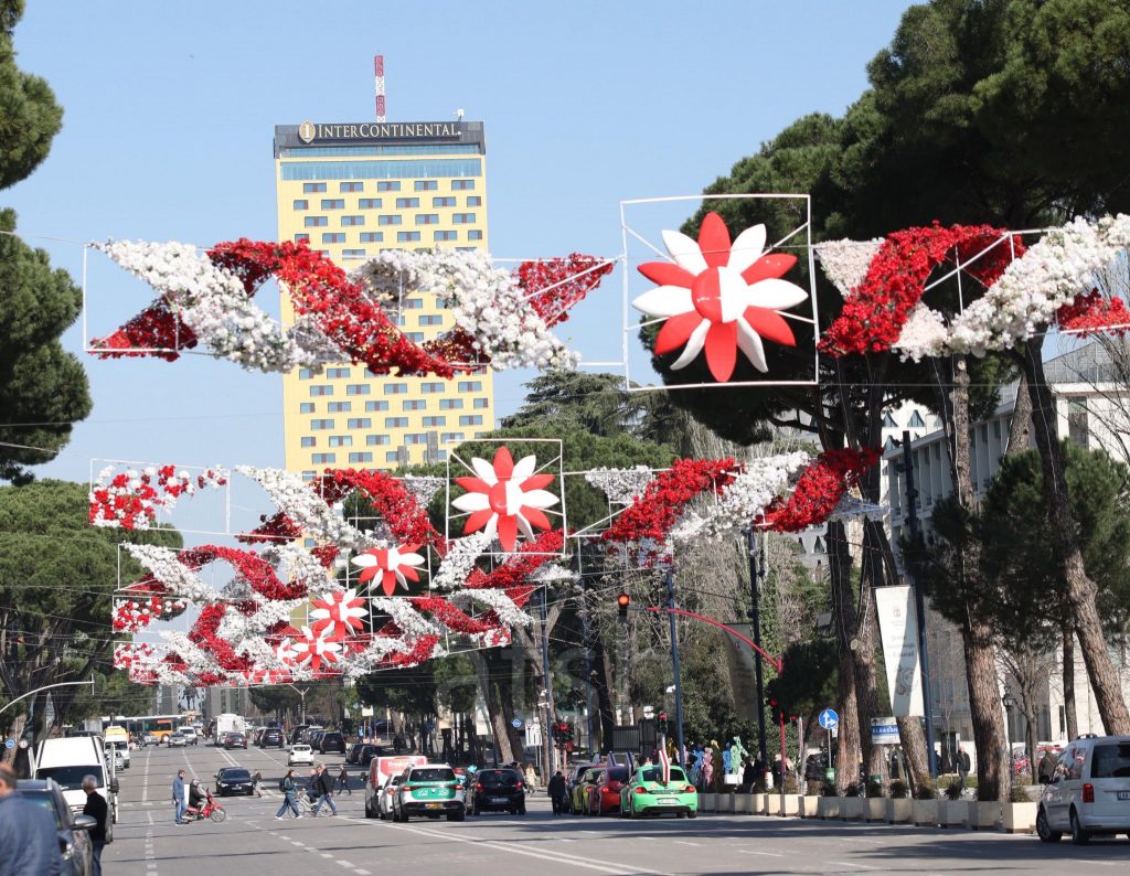 Sot Dita e Verës/ Rrugët që janë bllokuar në Tiranë dhe Elbasan, deri kur zgjasin kufizimet