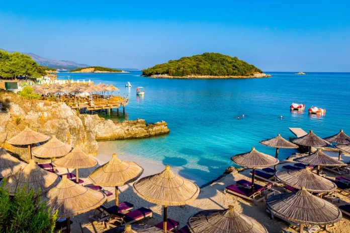 media-britanike-nga-ksamili-ne-porto-palermo-perlat-shqiptare-qe-po-sfidojne-destinacionet-e-mbipopulluara