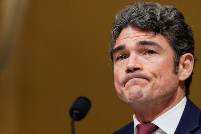 pas-doreheqjes-fbi-po-heton-ish-drejtorin-e-antiterrorizmit-ne-shba