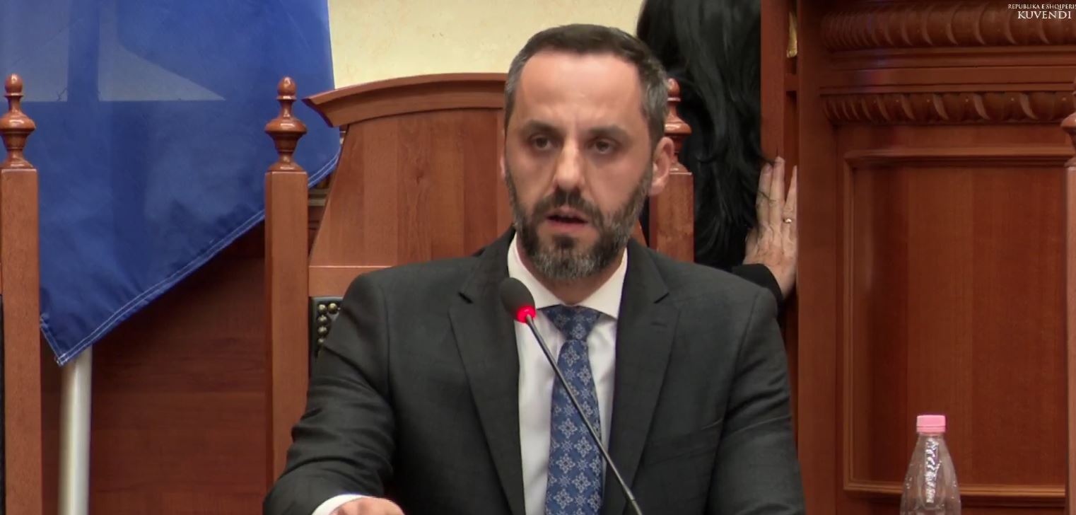 “Turpi qoftë me ju”/ Lamallari-opozitës: Në një dorë mbani flamurin e BE, në tjetrën shkelni flamurin shqiptar