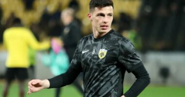Stavro Pilo vjen me “asiste”/ Mbrojtësi i ri kuqezi feston ftesën duke krijuar gol në Greqi