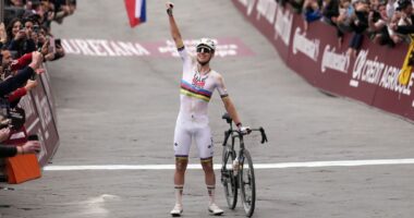 Pogaçar e nis si “kanibal”/ Çiklisti i madh slloven fillon vitin me sukses të madh në Itali