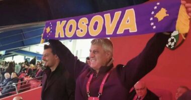 Ndeshja historike Kosovë-Turqi, Endrit Thaçi ndan foton emocionuese me babanë